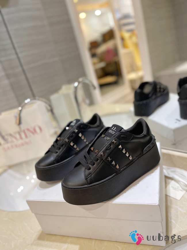 Valentino Garavani Rockstud Untitled Noir sneaker in black calfskin leather - 1