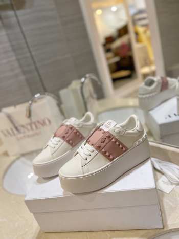 Valentino Garavani Rockstud Untitled white calfskin sneaker pink/ white