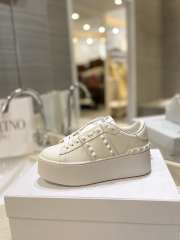 Valentino Garavani Rockstud Untitled Noir sneaker in white calfskin leather - 1