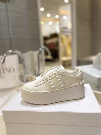 Valentino Garavani Rockstud Untitled Noir sneaker in white calfskin leather