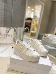 Valentino Garavani Rockstud Untitled Noir sneaker in white calfskin leather - 3