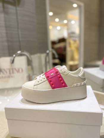 Valentino Garavani Rockstud Untitled white calfskin sneaker pink