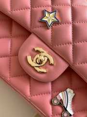 Chanel Classic Handbag Lambskin, Enamel & Gold-Tone Metal Coral Pink 15.5x25.5x6.5cm - 5