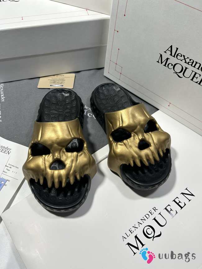 Alexander Mcqueen slide in gold/ black - 1