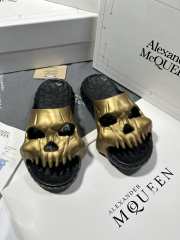 Alexander Mcqueen slide in gold/ black - 1