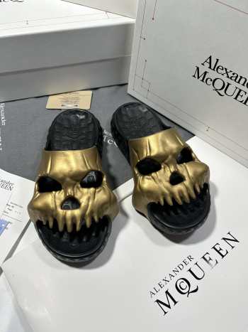 Alexander Mcqueen slide in gold/ black