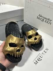 Alexander Mcqueen slide in gold/ black - 6