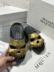 Alexander Mcqueen slide in gold/ black - 4