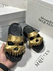 Alexander Mcqueen slide in gold/ black - 2