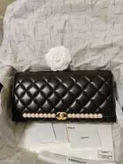 Chanel Clutch Lambskin, Imitation Pearls & Gold Metal Black 15x30x4cm - 1