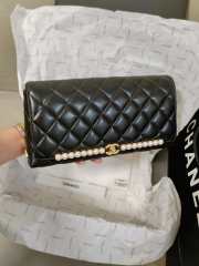 Chanel Clutch Lambskin, Imitation Pearls & Gold Metal Black 15x30x4cm - 2