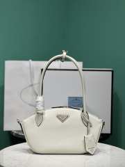 Prada small leather handbag in white 17x26x9cm - 1