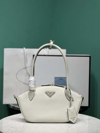 Prada small leather handbag in white 17x26x9cm