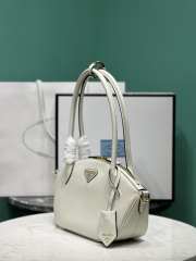 Prada small leather handbag in white 17x26x9cm - 6