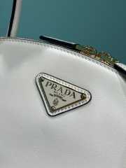 Prada small leather handbag in white 17x26x9cm - 5