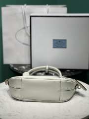 Prada small leather handbag in white 17x26x9cm - 4