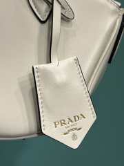 Prada small leather handbag in white 17x26x9cm - 2