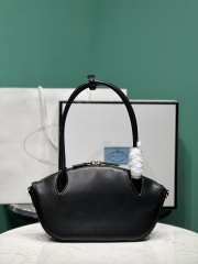 Prada small leather handbag in black 17x26x9cm - 5