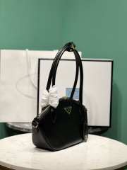 Prada small leather handbag in black 17x26x9cm - 4