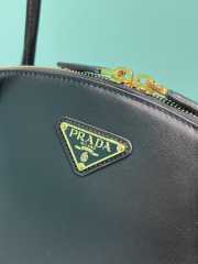 Prada small leather handbag in black 17x26x9cm - 3