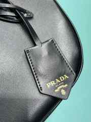 Prada small leather handbag in black 17x26x9cm - 2