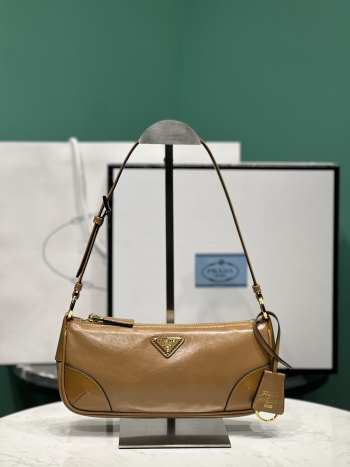 Prada Re-Edition 2002 small leather shoulder bag in brown 10x23x5cm