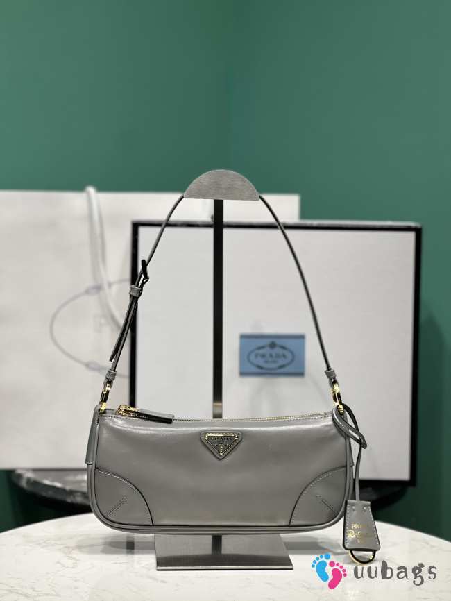 Prada Re-Edition 2002 small leather shoulder bag in grey 10x23x5cm - 1