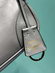 Prada Re-Edition 2002 small leather shoulder bag in grey 10x23x5cm - 2