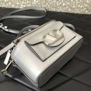 Valentino Garavani Locò mini handbag in silver metallic calfskin leather 16.5x10x7.5cm - 3