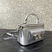 Valentino Garavani Locò mini handbag in silver metallic calfskin leather 16.5x10x7.5cm - 4