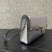 Valentino Garavani Rockstud small crossbody bag in grainy silver metallic calfskin leather 22.5x15x6cm - 2