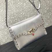 Valentino Garavani Rockstud small crossbody bag in grainy silver metallic calfskin leather 22.5x15x6cm - 4