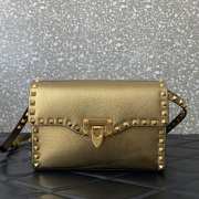 Valentino Garavani Rockstud small crossbody bag in grainy gold metallic calfskin leather 22.5x15x6cm - 1