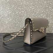 Valentino Garavani Rockstud grainy calfskin bag in dove grey 22.5x15x6cm - 6