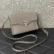 Valentino Garavani Rockstud grainy calfskin bag in dove grey 22.5x15x6cm - 4