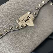 Valentino Garavani Rockstud grainy calfskin bag in dove grey 22.5x15x6cm - 3