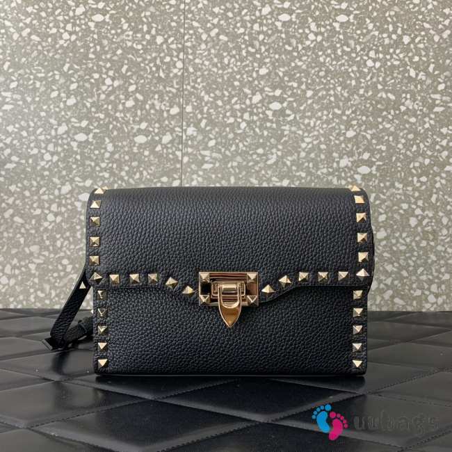 Valentino Garavani Rockstud grainy calfskin bag in black with gold buckle 22.5x15x6cm - 1