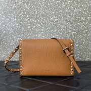 Valentino Garavani Rockstud grainy calfskin bag in almond 22.5x15x6cm - 3