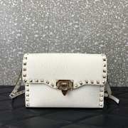 Valentino Garavani Rockstud grainy calfskin bag in white 22.5x15x6cm - 1