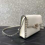 Valentino Garavani Rockstud grainy calfskin bag in white 22.5x15x6cm - 6