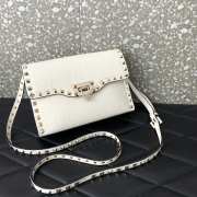 Valentino Garavani Rockstud grainy calfskin bag in white 22.5x15x6cm - 5