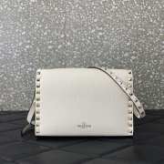 Valentino Garavani Rockstud grainy calfskin bag in white 22.5x15x6cm - 4