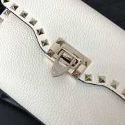 Valentino Garavani Rockstud grainy calfskin bag in white 22.5x15x6cm - 3