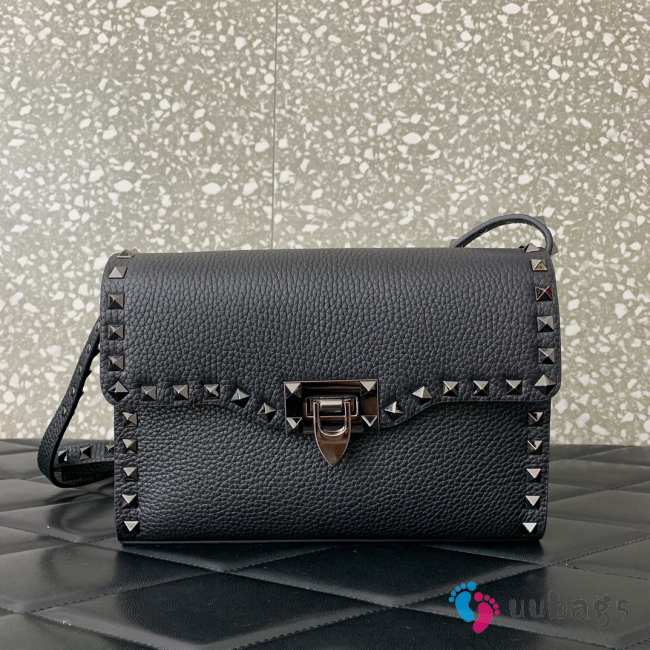 Valentino Garavani Rockstud grainy calfskin bag in black with silver buckle 22.5x15x6cm - 1