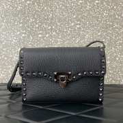 Valentino Garavani Rockstud grainy calfskin bag in black with silver buckle 22.5x15x6cm - 1