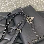 Valentino Garavani Rockstud grainy calfskin bag in black with silver buckle 22.5x15x6cm - 4