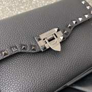 Valentino Garavani Rockstud grainy calfskin bag in black with silver buckle 22.5x15x6cm - 2