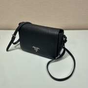 Prada soft leather bag with the lettering logo on the flap in black 23x15.5x9cm - 6