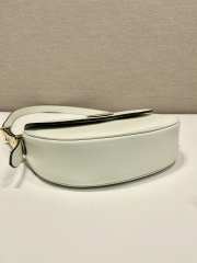 Prada Arqué leather shoulder bag in white 12x23x6cm - 6