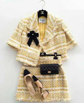 Set Chanel tweed coat & skirt yellow